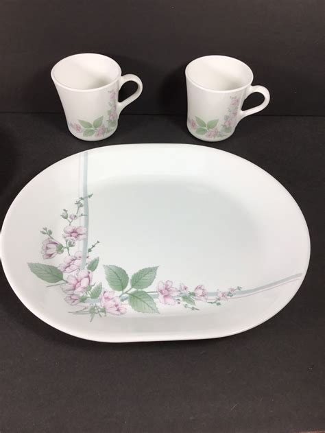 88 Free shipping CORNING Corelle TULIPS Floral Flowers Set of 3 DINNER PLATES 9. . Corelle pink flowers